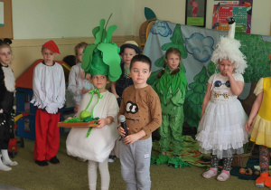 Dzieci w sali przedszkolnej przedstawiają przedszkolakom inscenizację wiersza "Rzepka"