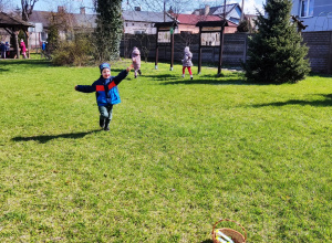 Szukamy prezentu od zajączka wielkanocnego.