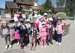 Dzieci zwiedzają zoo.