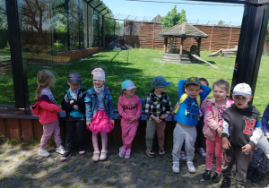 Dzieci zwiedzają zoo.