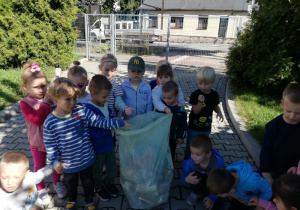 Dzieci zbierają śmieci.