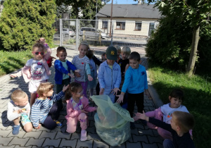 Dzieci zbierają śmieci.