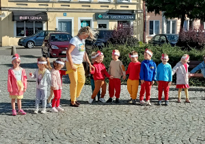 Dzieci maszerują ulicami miasta.