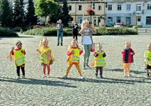 Dzieci maszerują ulicami miasta.