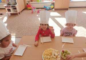 Dzieci bawią się w kucharzy.