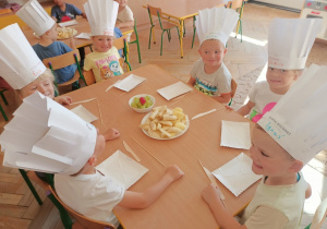 Dzieci bawią się w kucharzy.