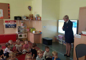 Dzieci słuchają prelekcji o bezpieczeństwie.