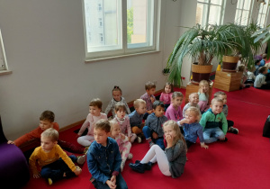 Dzieci siedzą na widowni.