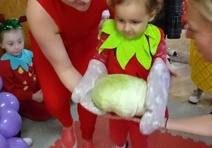 Dziecko w konkursie warzywnym.