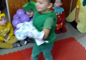 Dziecko w konkursie warzywnym.