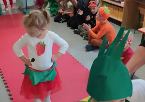 Dzieci prezentują się w pokazie mody.