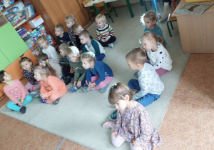 Dzieci oglądają prezentację o kotach.