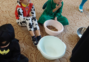 Dzieci w konkursie z segregowaniem nasion.