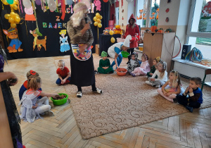 Dzieci przebrane za postacie z bajek uczestniczą w balu.