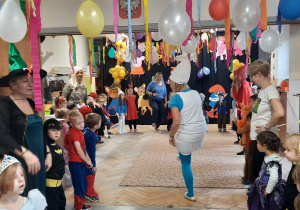Dzieci przebrane za postacie z bajek uczestniczą w balu.