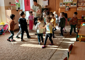 Dzieci ilustrują ruchem piosenkę.