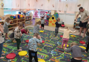 Dzieci wykonują ćwiczenia gimnastyczne.